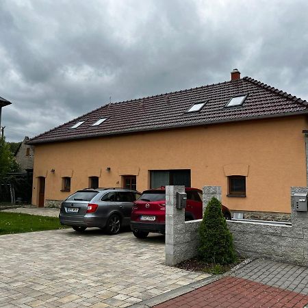 Prijemny Podkrovni Byt S Parkovanim Na Pozemku. Tršice Exteriör bild