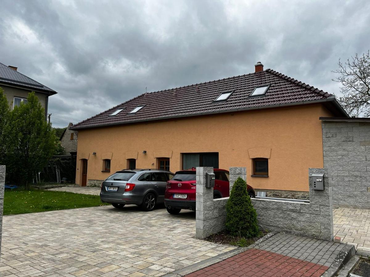 Prijemny Podkrovni Byt S Parkovanim Na Pozemku. Tršice Exteriör bild